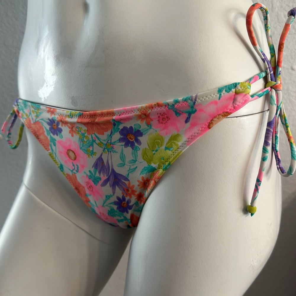Victoria’s Secret bikini bottom - Picture 1 of 8